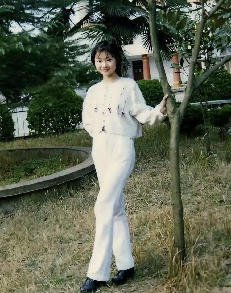1996年，柳岩在广州的一所中专卫校就读护理专业，还留着学生头的样子。那一年