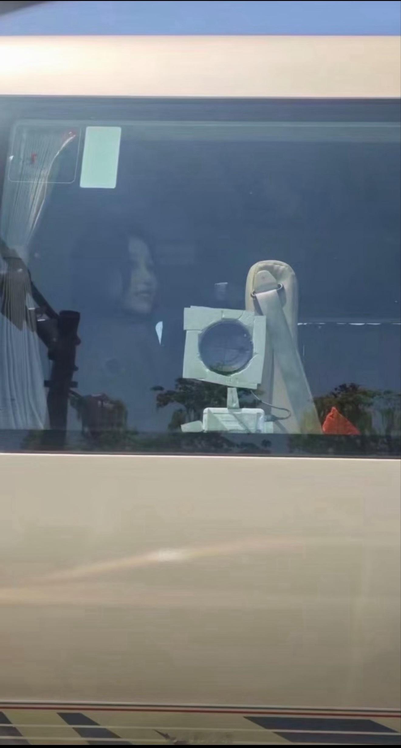 虞书欣今天录综艺路透，笑的蛮开心的