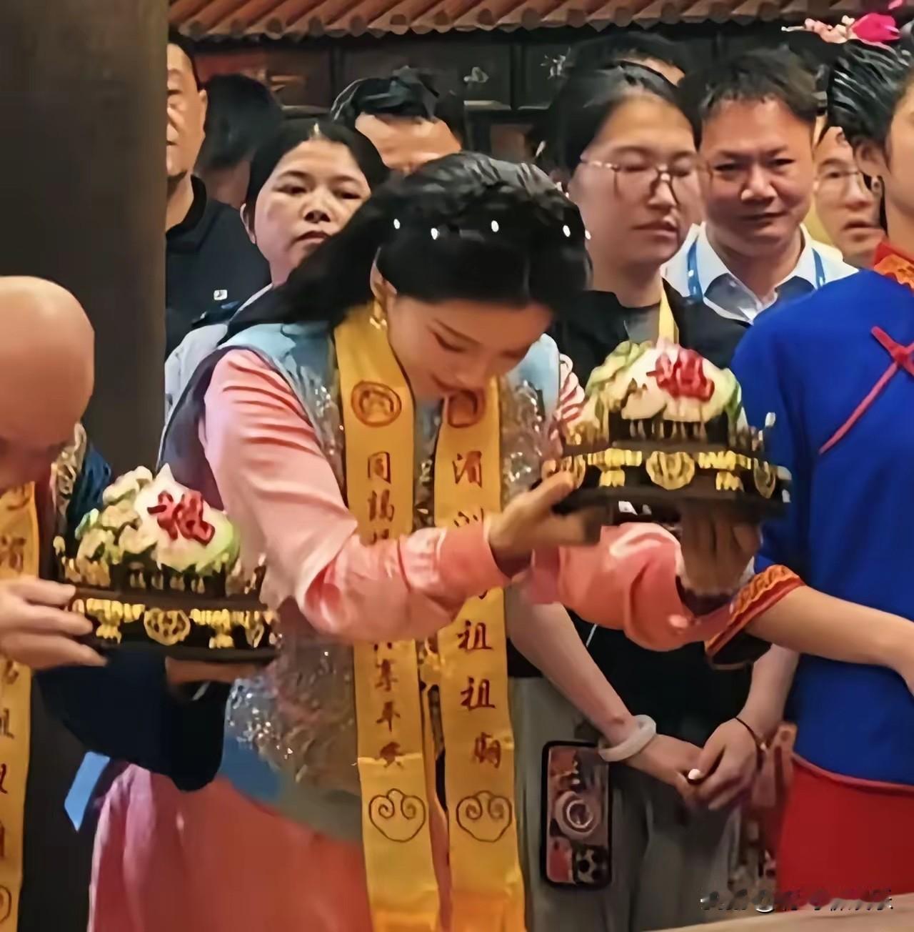47岁的刘涛又去湄洲岛了，这份雷打不动的坚持，比啥流量数据都值钱。5月8号晚