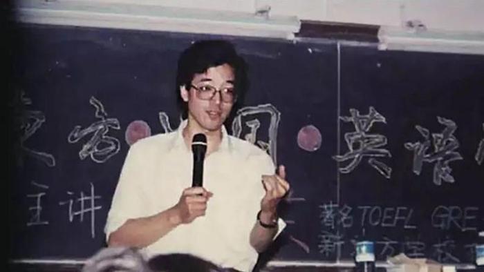 1998年，俞敏洪遭遇入室抢劫，被抢走220万，临走时想要把俞敏洪勒死，而为首的