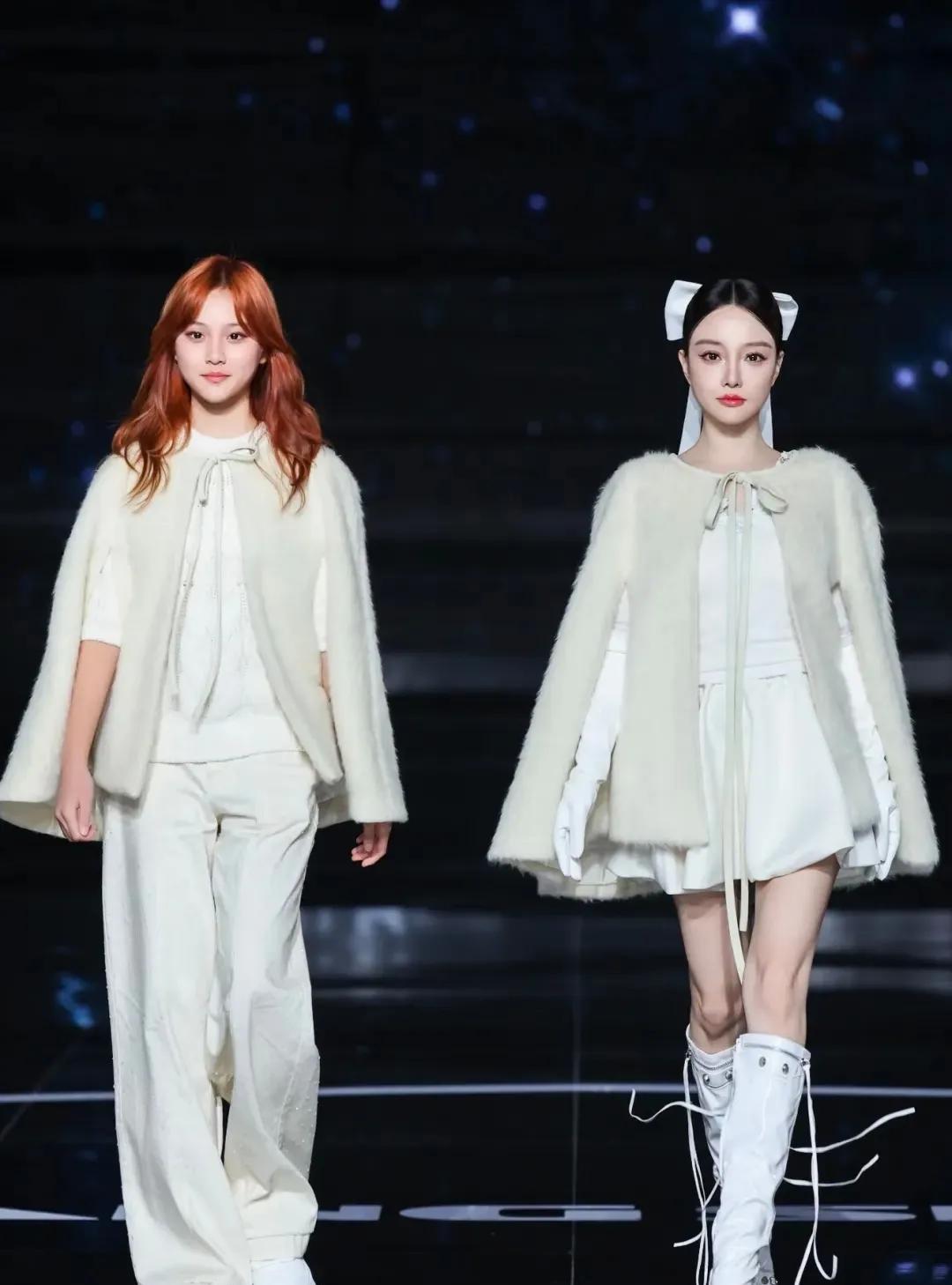 这母女俩衣服换一下，女儿穿的太成熟，妈妈太装嫩了[笑着哭]