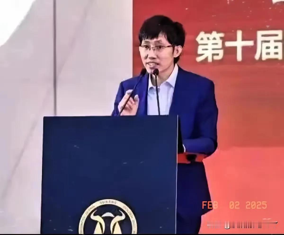 【可否给梁文锋一个院士称号】今年的两院院士评审即将开始，建议国家破格授予深度探索