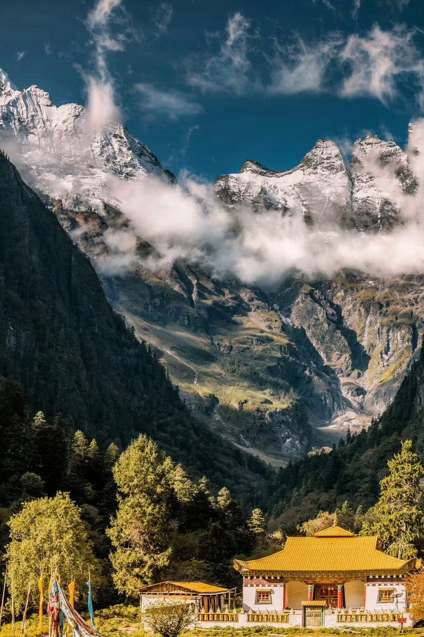 中国最美的雪山｜梅里雪山又称太子雪山，是藏区八大神山之一，著名的