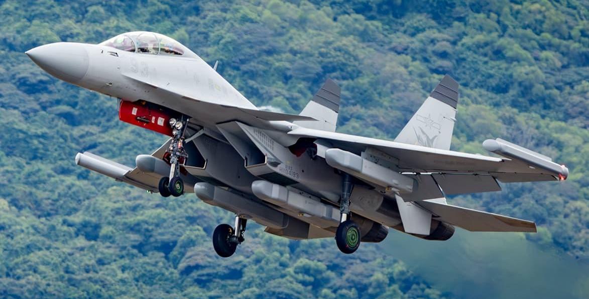 在此次阅兵中，出现了歼15-DT弹射电子战版。中国首款舰载机歼-15“飞鲨”于