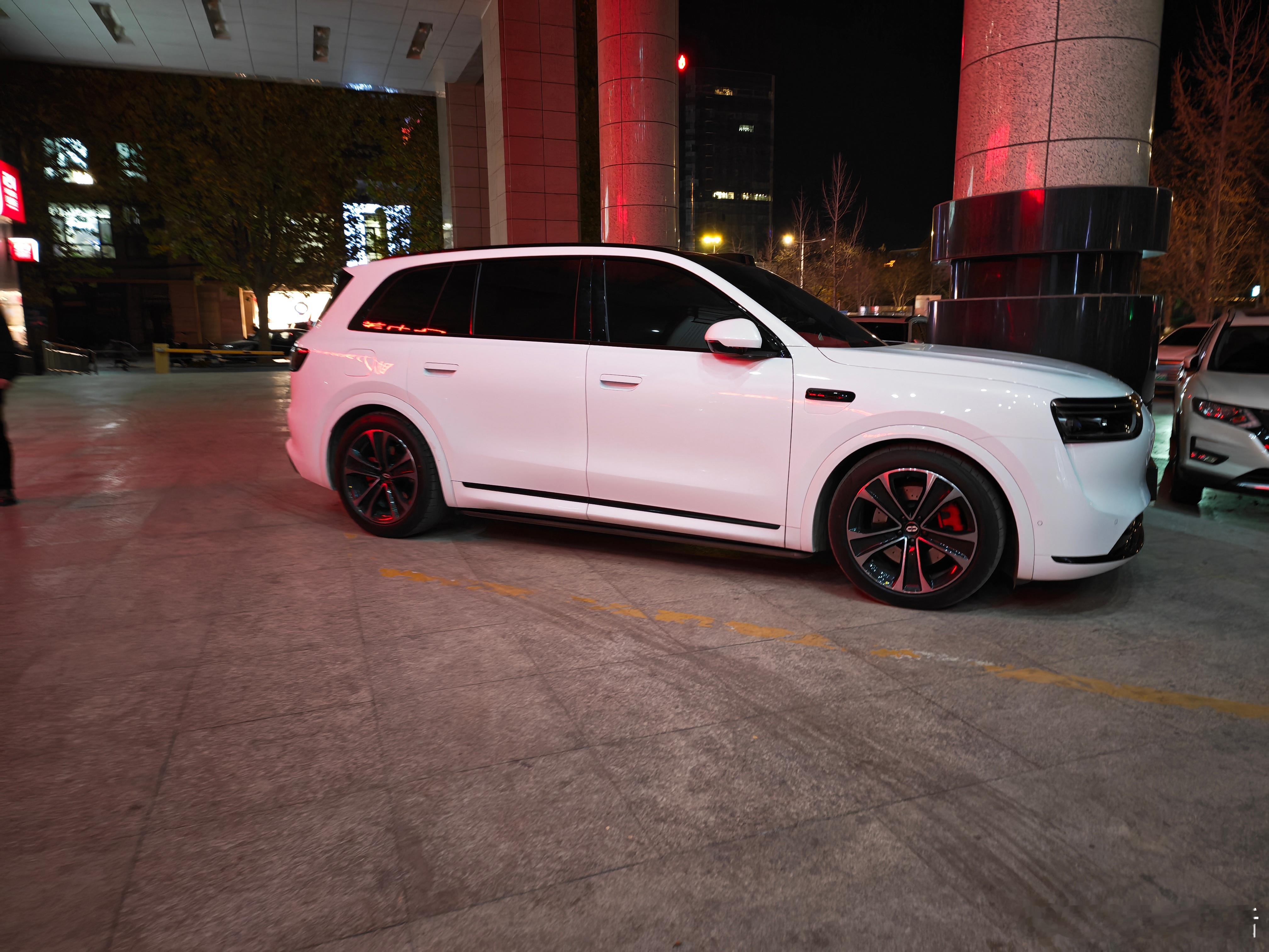 昨天晚上出去遛弯，偶遇一辆白色问界M8，这白色真是太帅了！