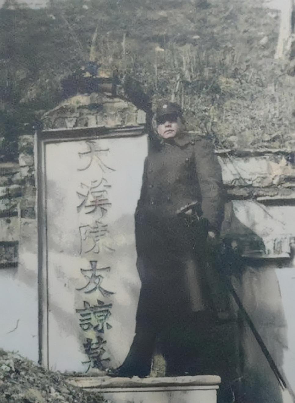 1946年，张灵甫在陈友谅墓前的一张留影，当时抗战已经胜利，武汉刚刚光复不久，镜
