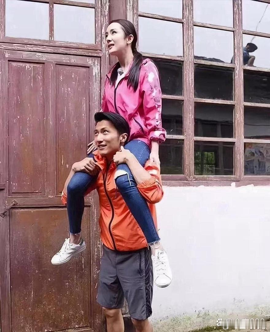 这般画面实在惹眼，很难想象王菲看到这番场景内心会作何感想。