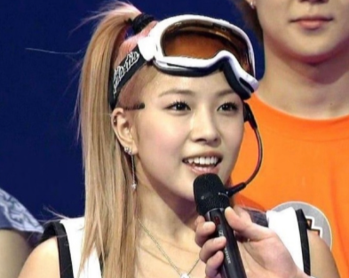 自此，SMTOWN再无《OnlyOne》，我们的青春也再无返场。2000年的秋