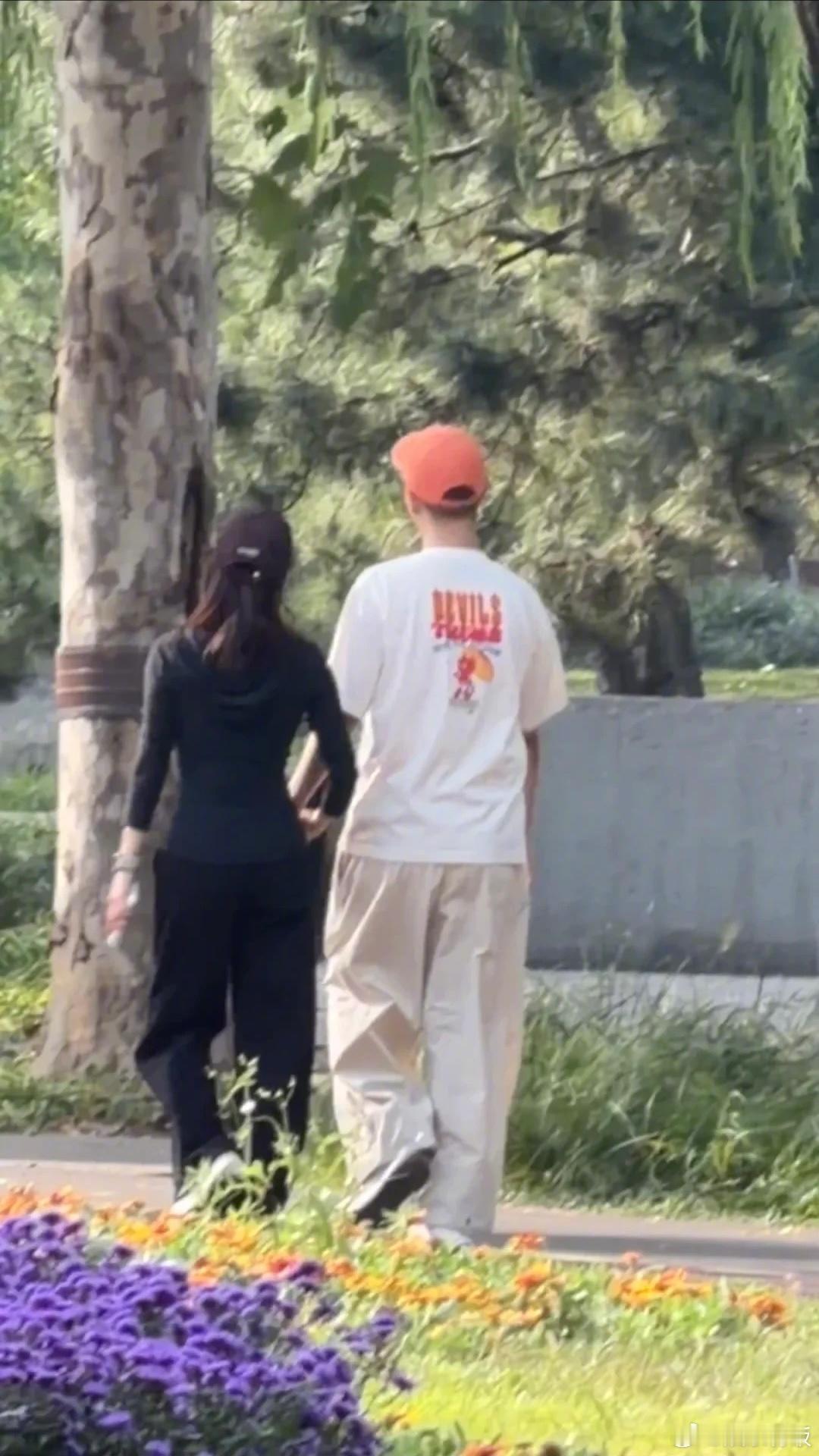 偶遇李纯马𬱖公园散步有网友偶遇李纯马𬱖小两口在公园散步，现实生活中看两个人