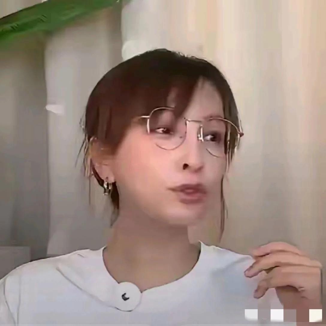 哇哦，42岁的吴昕看上去也有些花容失色，老了不少哈，原来不结婚不生孩子的她并没有