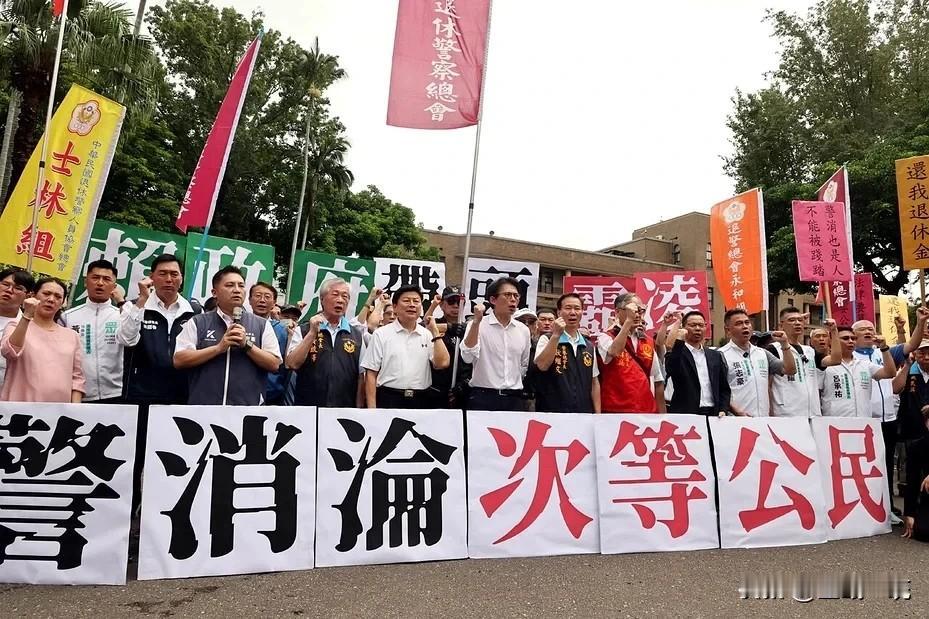 黄国昌率退休警消赴政院抗议怒斥卓荣泰是王八蛋台立法机构去年三读修正“军人