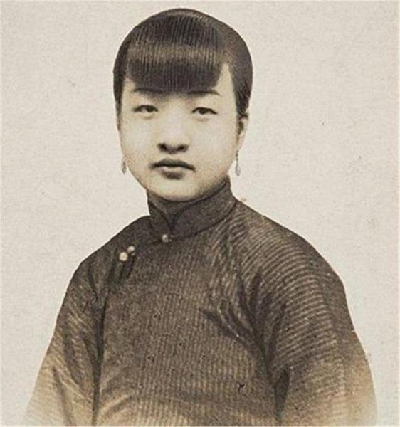 1945年，宋子文看到旧情人盛爱颐时，亲切地上前搭话，不料盛爱颐却冷漠地说：“我