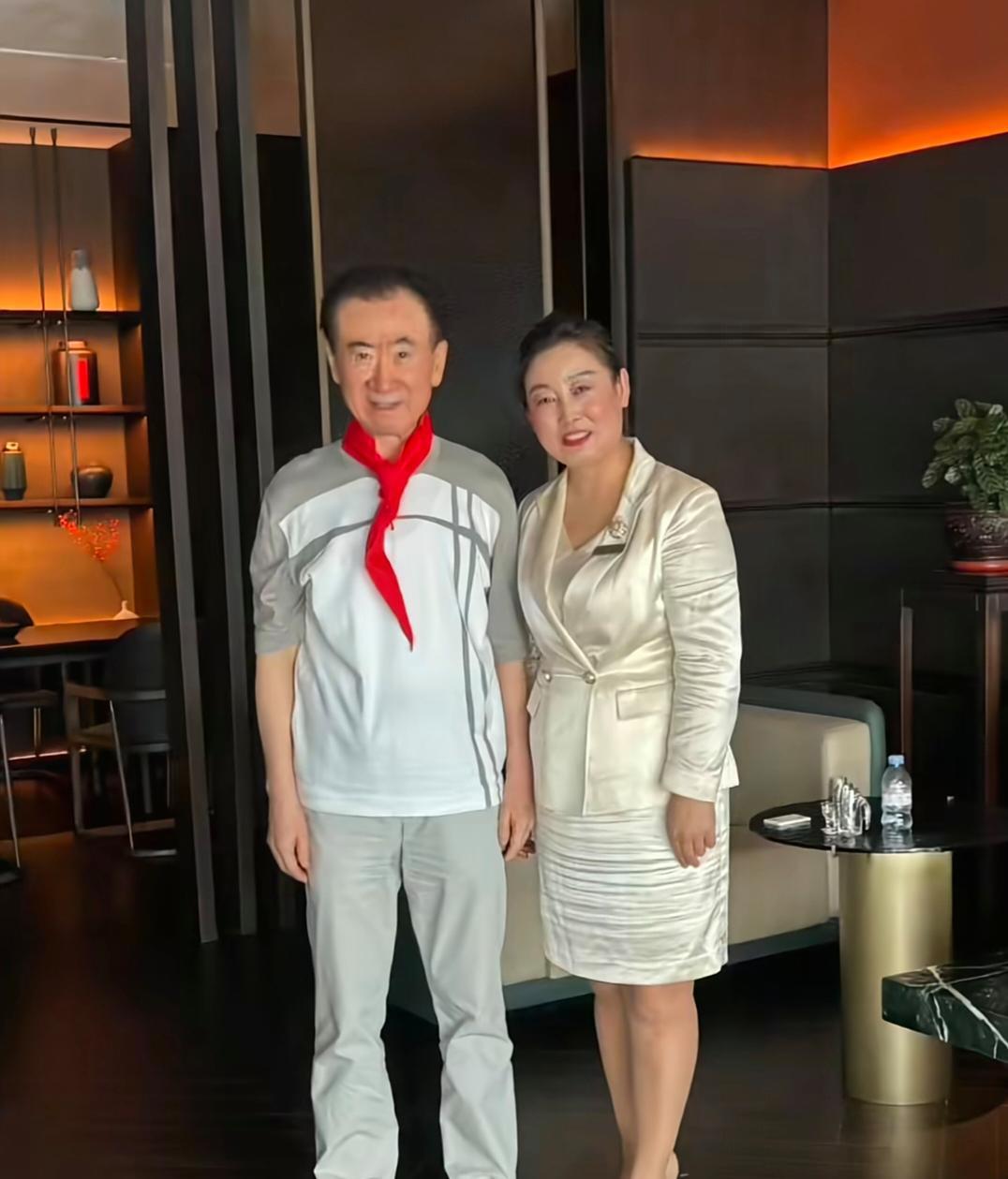 71岁王健林现身哈尔滨市一家酒店吃饭，他的外表苍老了好多，面相慢慢衰老，但他心里