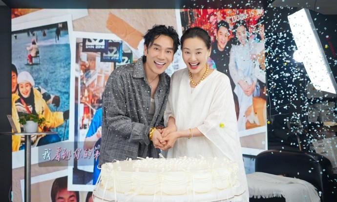 发现没？爱与不爱真的很明显！你看林依轮和他老婆就明白了，都说爱情是最好的保