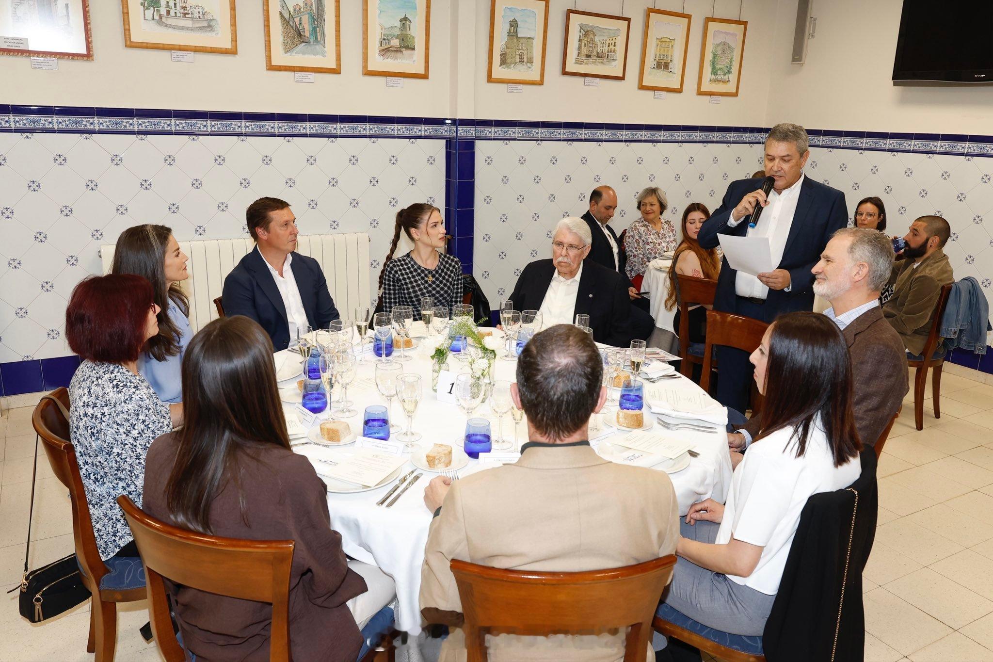 西班牙王室依旧是蓝白配·莱4月15日，费莱访问位于马德里Entrevías区的