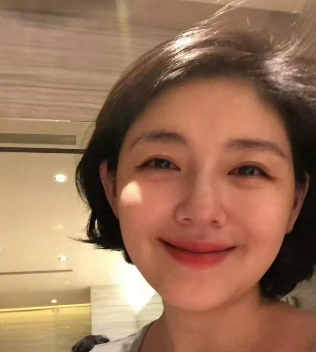 阿雅那篇近三千字的长文，是清晨发出来的。你想想，一个人得在凌晨流着泪敲多久键盘