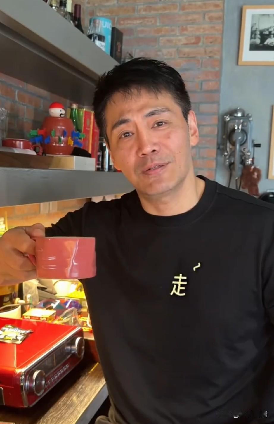 圈里的老父亲，自己的事业已经没有什么搞头了。所以现在最主要的任务就是捧红自己的儿