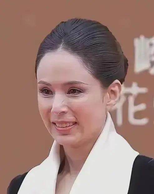 没有滤镜白百何是最出彩的，单眼皮扛老是真的，加上皮肤状态好，白百何居然比刚出道时
