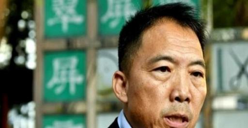 前乱港头目胡志伟在香港坐满53个月大牢。出狱大门一开，他头也不回直奔机场，兜里揣