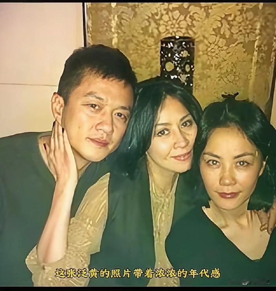 这张泛黄的照片带着浓浓的年代感，三人都是无美颜的状态。王菲清冷精致的眉眼自带疏