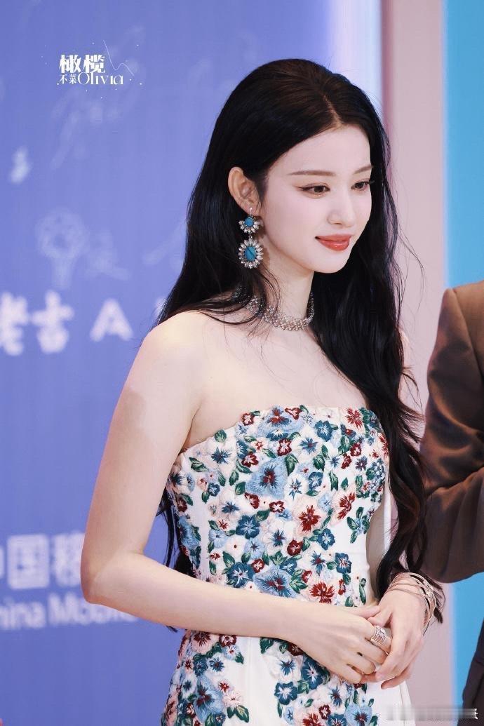 王楚然乱花渐欲迷我眼她的气质干净而温柔，与花海的浪漫氛围完美契合，每一个细节