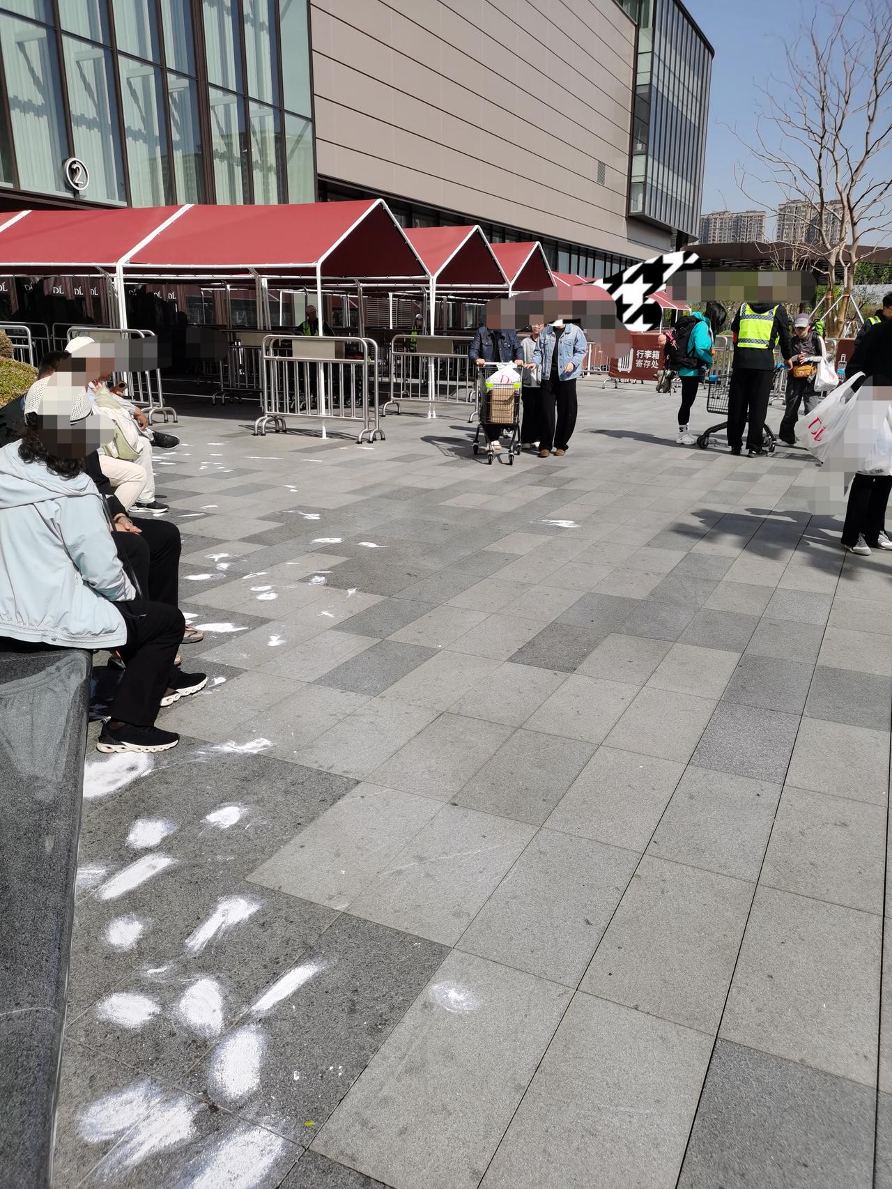 胖东来很无语，也很无奈。逛超市，累了，坐在台阶上歇会儿，顺手抽支烟，很解乏，很