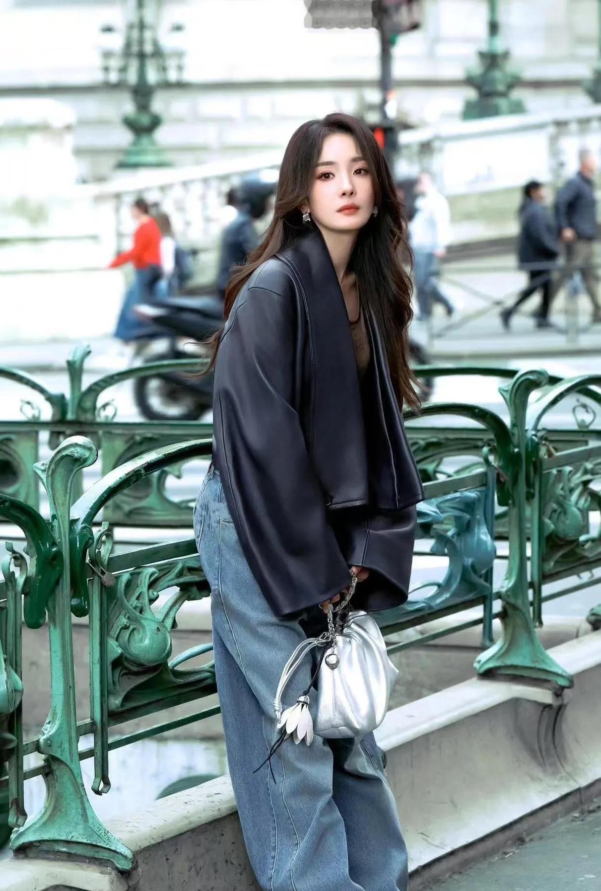 杨幂这“黑皮衣+阔腿裤”，把街拍松弛感焊在身上了谁能拒绝杨幂的街拍啊！