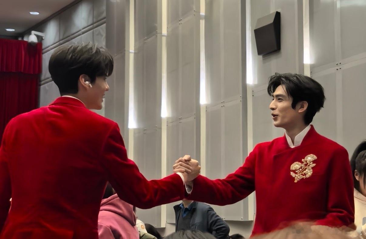 宋威龙春晚后台路透宋威龙毕雯珺春晚后台握手你俩什么时候认识的