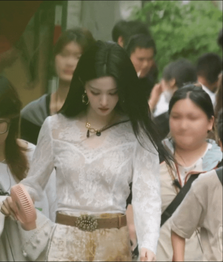 王楚然这一身美炸了，第二张的眼神很惊艳！