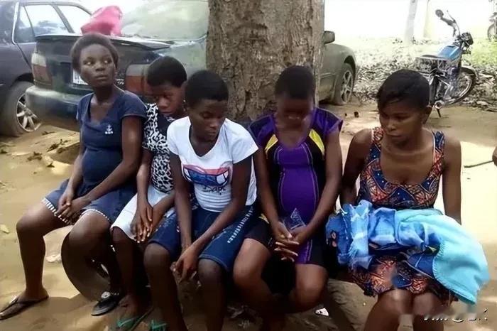 2023年，尼日利亚警方在一处看似普通的草屋中，揭开了一桩令人震惊的罪恶：一名年