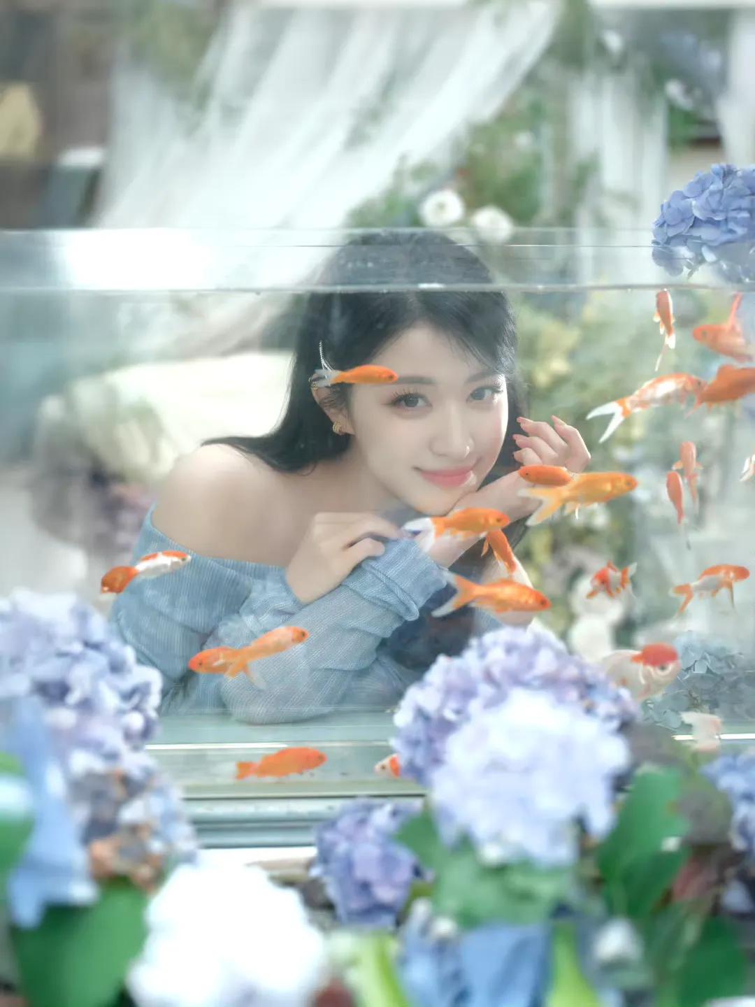 女星王楚然悠然漫步，就像画中走出来的仙女！