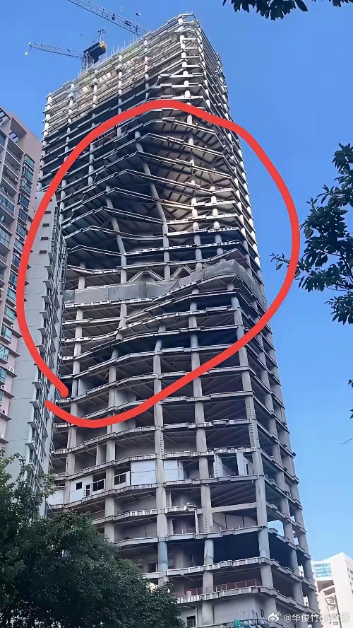 这楼是被大风“吹歪”了吗？柱子都是弯的，还是设计师主打一个“叛逆不规整”。​​