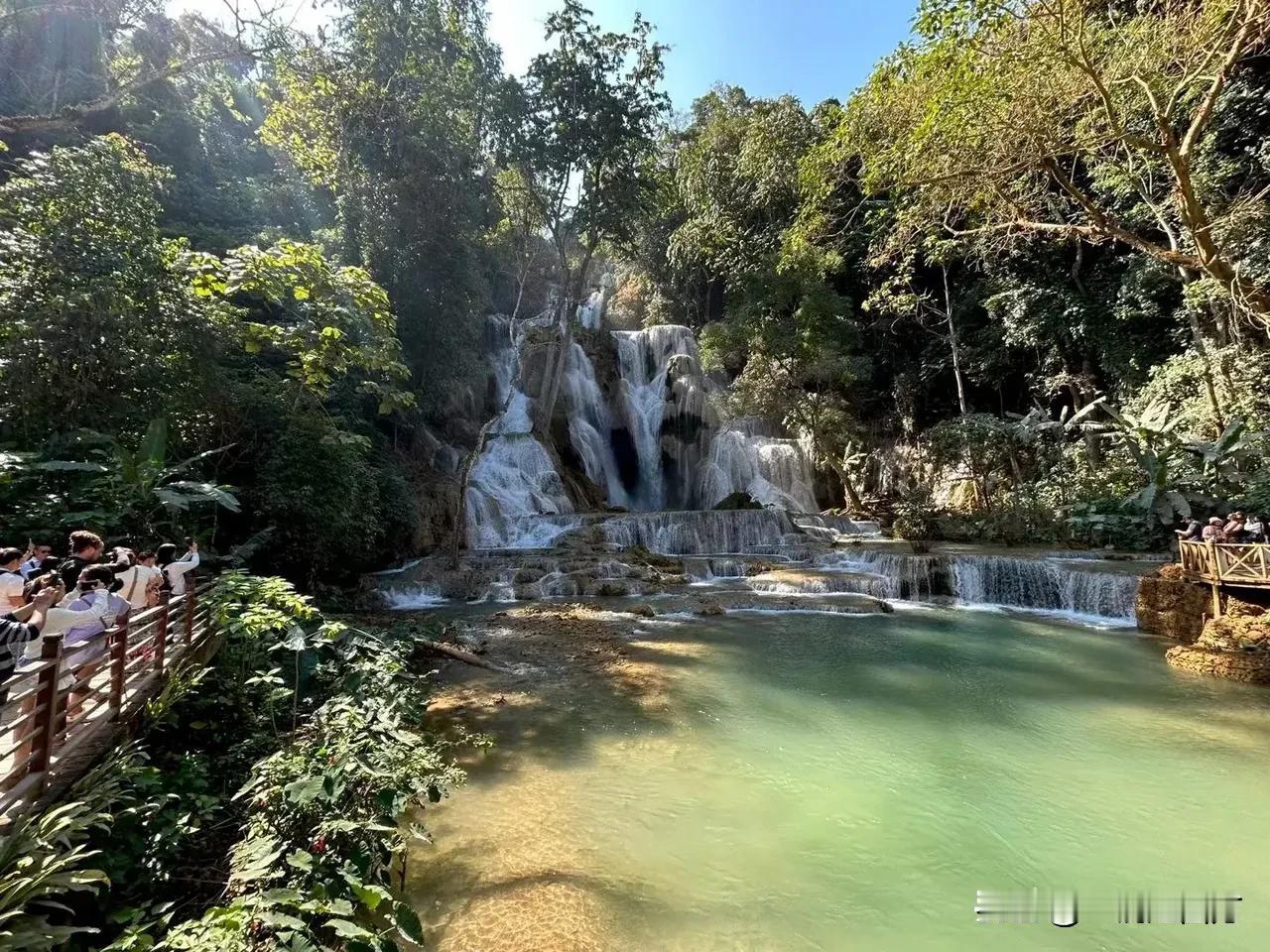 老挝的光西瀑布又叫金鹿瀑布，位于老挝古都琅勃拉邦城南29公里处，从200多米高处