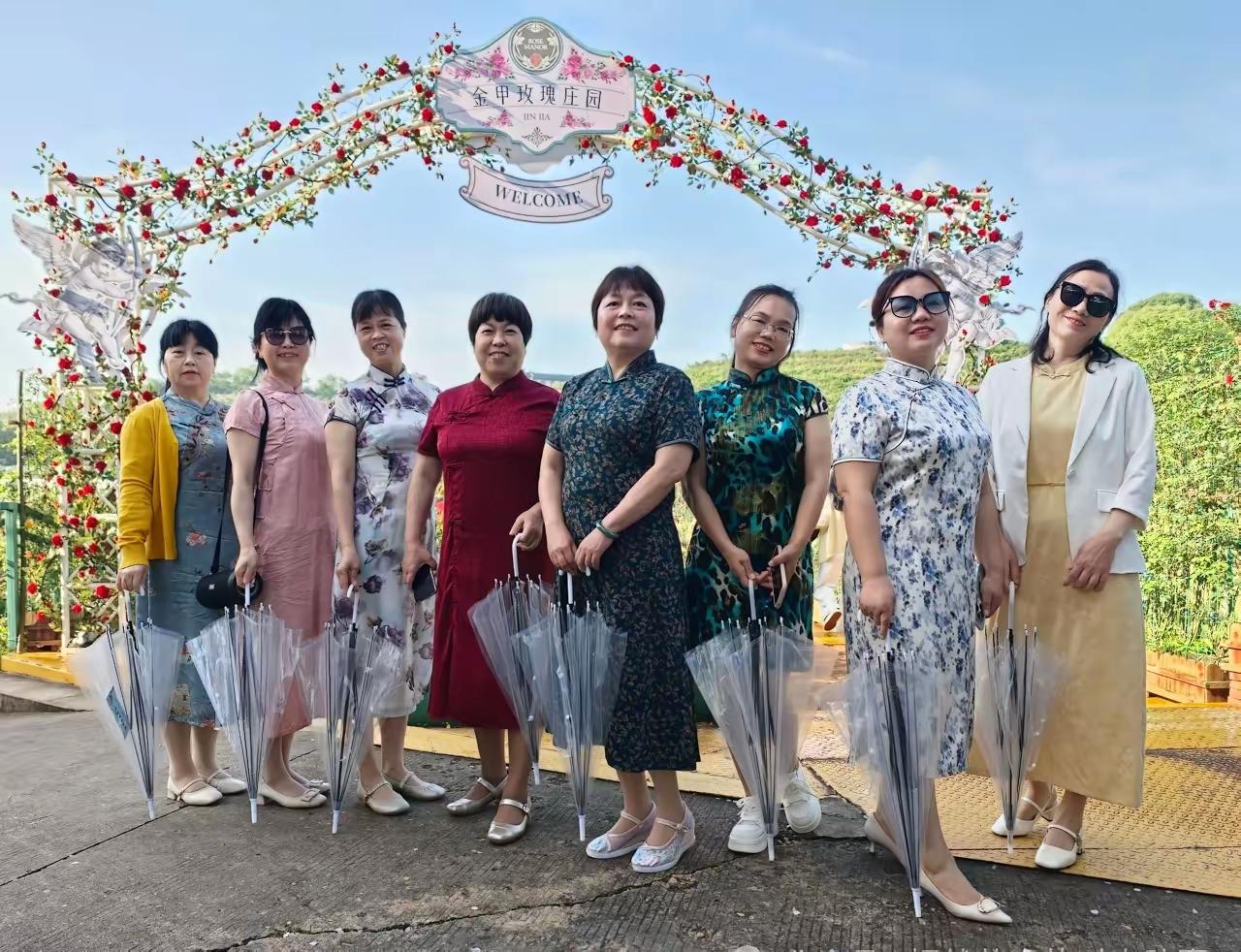 我发觉大妈们都钟情于穿旗袍，可实际上，旗袍对于大妈们圆润的身材着实不太友好。她