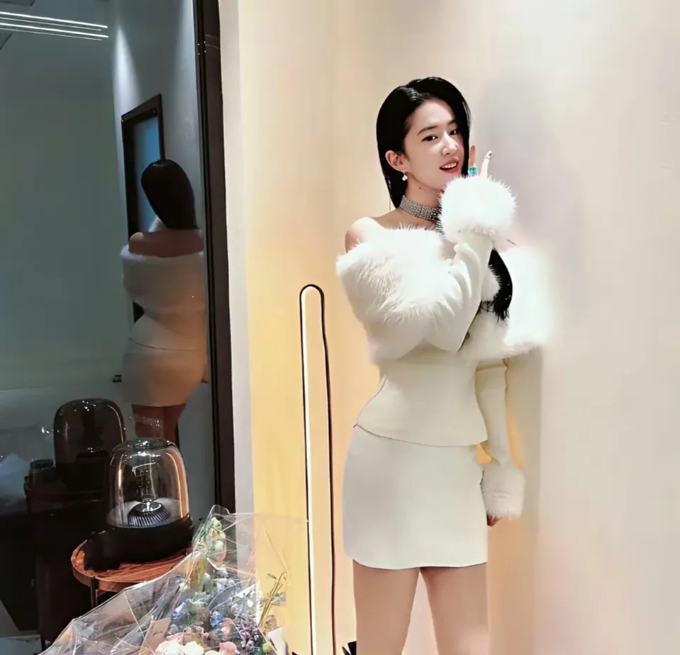 刘亦菲本想晒照炫耀自己减肥成功了，谁知道后面的镜子出卖了她。所以，谁说刘