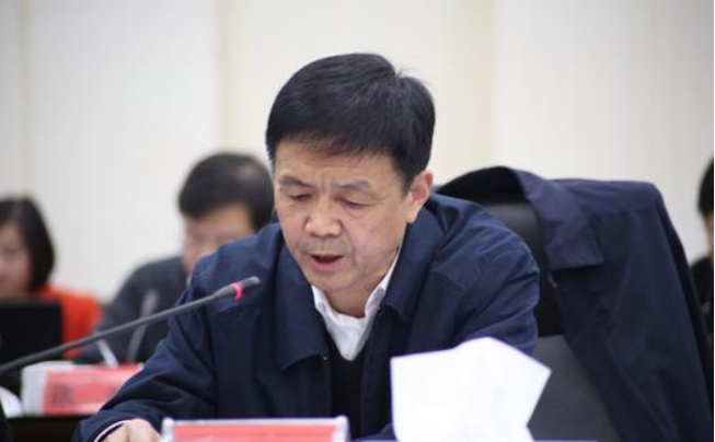 一审被判死缓后改无期李华的出事离不开一个人，即他一手提拔的亲信李向东。201