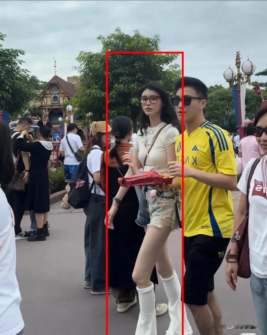 你们说这人啊，没有对比就没有伤害！豪门太太奚梦瑶，不仅身材高挑，长相漂亮！