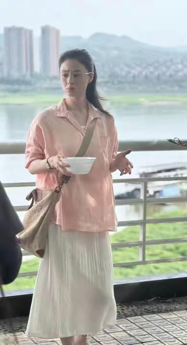 我怎么觉得蒋欣这身穿搭好土呀！是不是身材苗条的人不适合穿这么宽松的衣服？真的