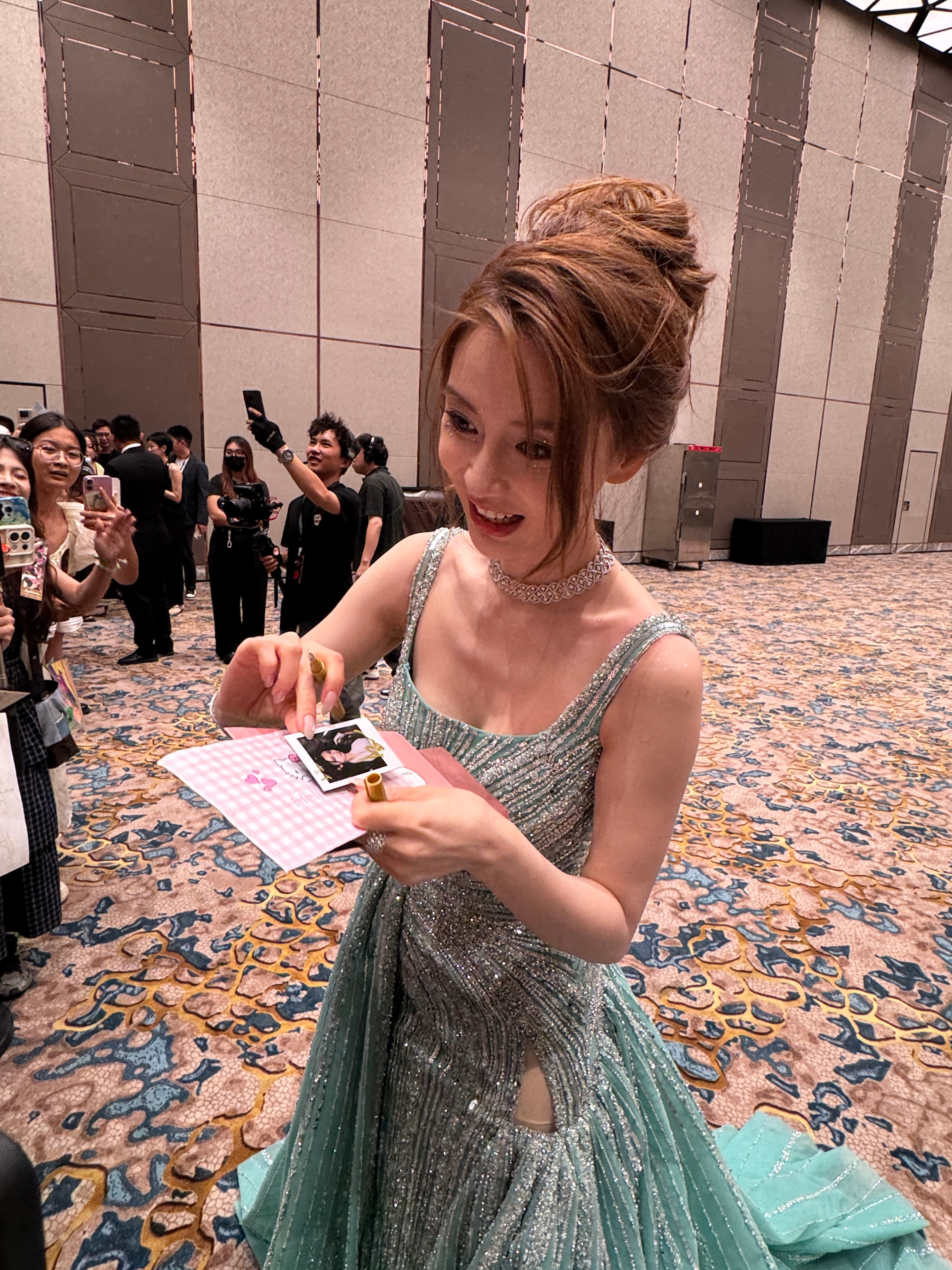 杨颖澳门活动生图超级温柔😭超近距离…满足每一个人的签名😭​​​​