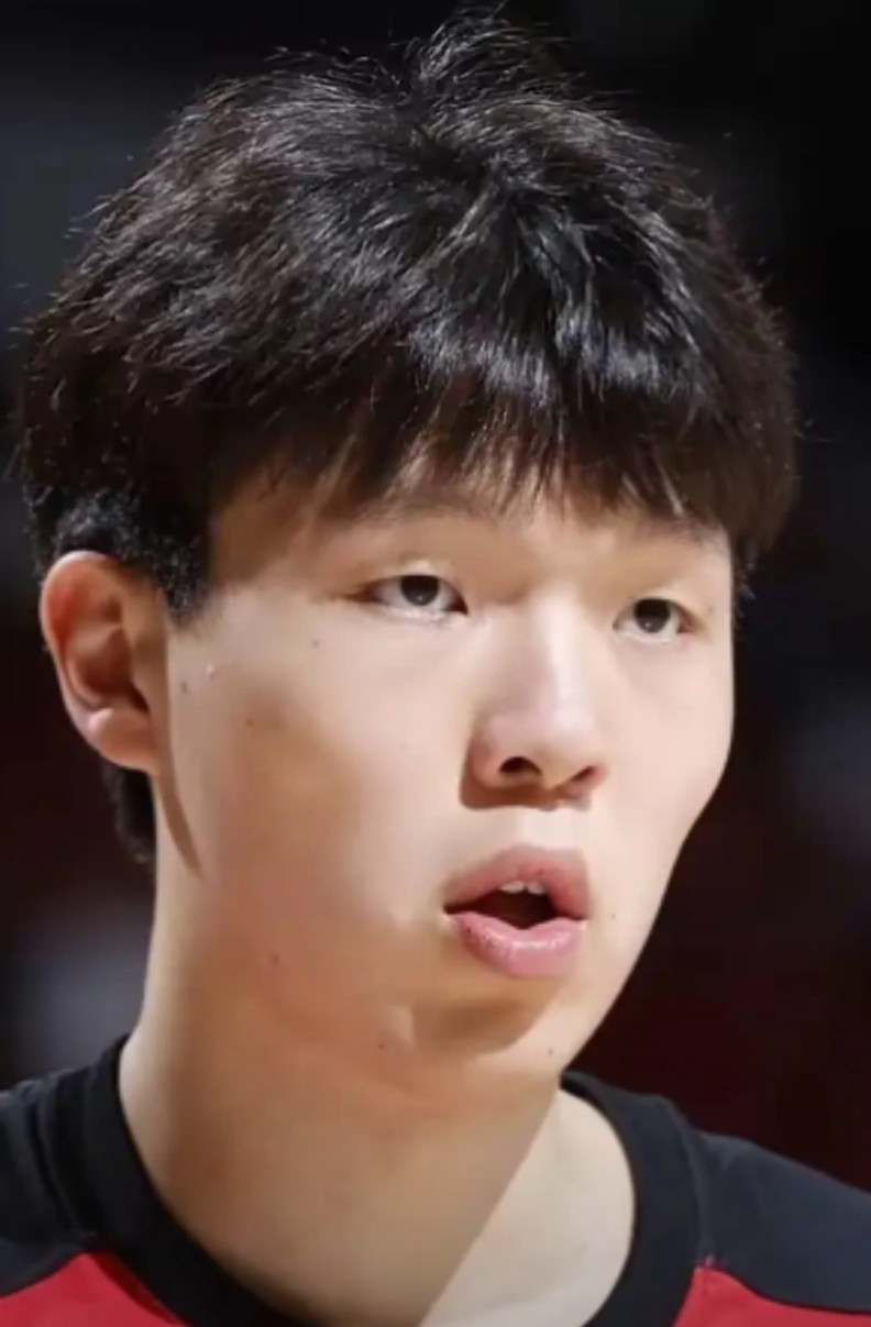 很多人都说杨瀚森很想韩国前NBA球员河升镇，猛一看确实还很像，如果你仔细一看，只