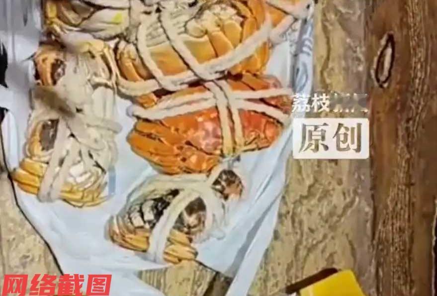 山西太原有两名女子去吃自助餐。只是女子还想打包带点螃蟹和虾一起带走，但这里是