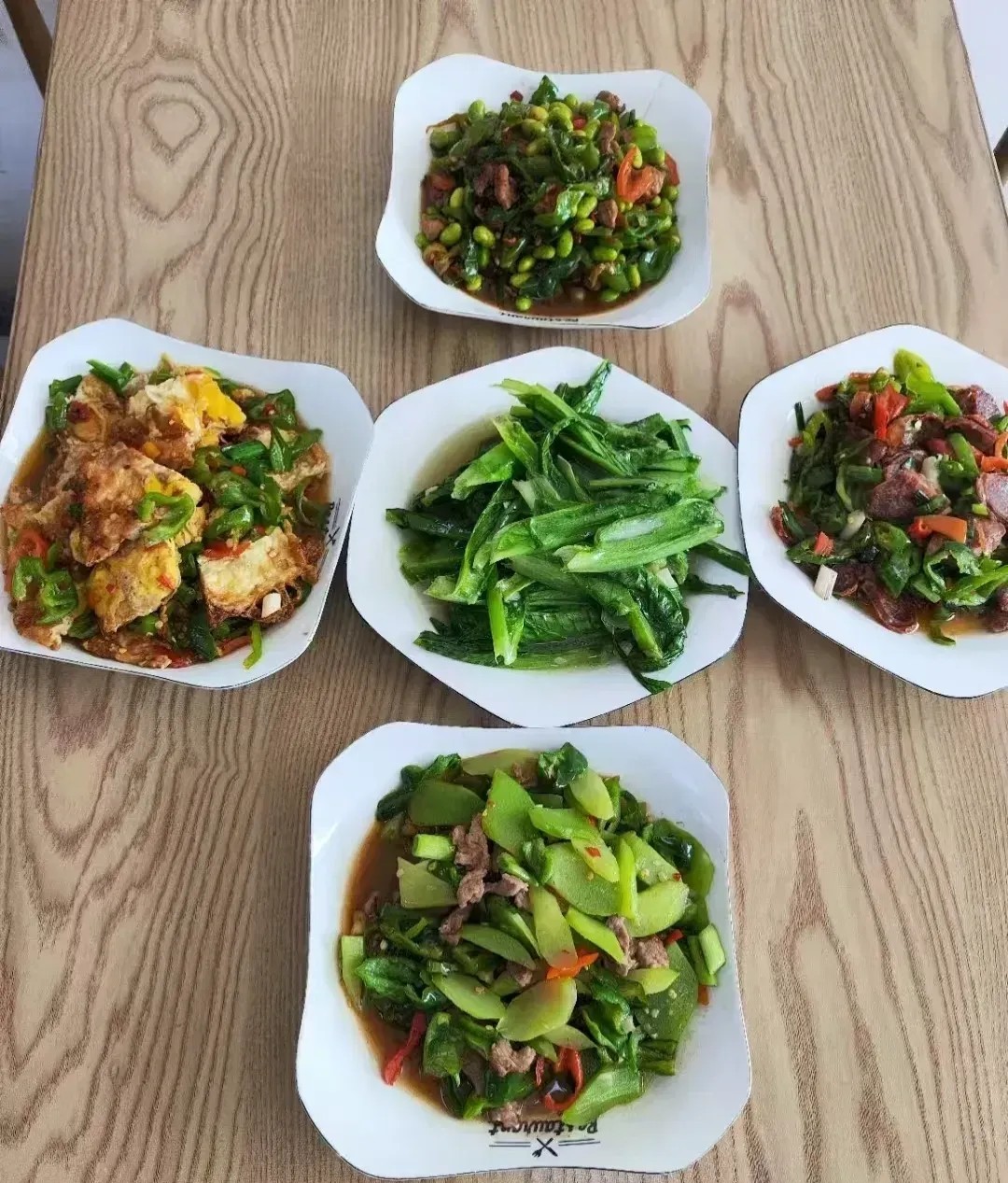 50块钱五个菜值不值？我觉得在家自己做饭就是香，简简单单的五个菜，一家四口的午