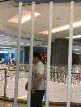 搞笑GIF: 老板有人来砸场子了, 是个女的, 砸完场子甚至还卖萌