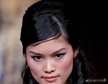 何穗这些年变化也太大了，今昔对比，简直不敢相信是同一个人