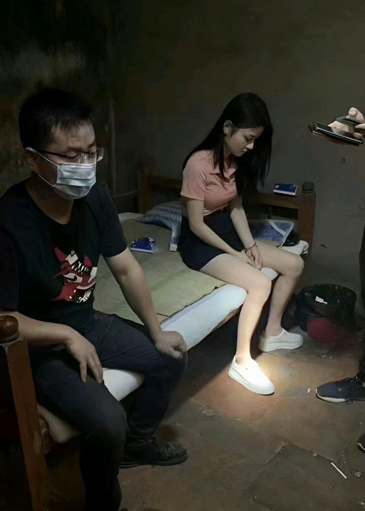 看得出来这两口子有打架了