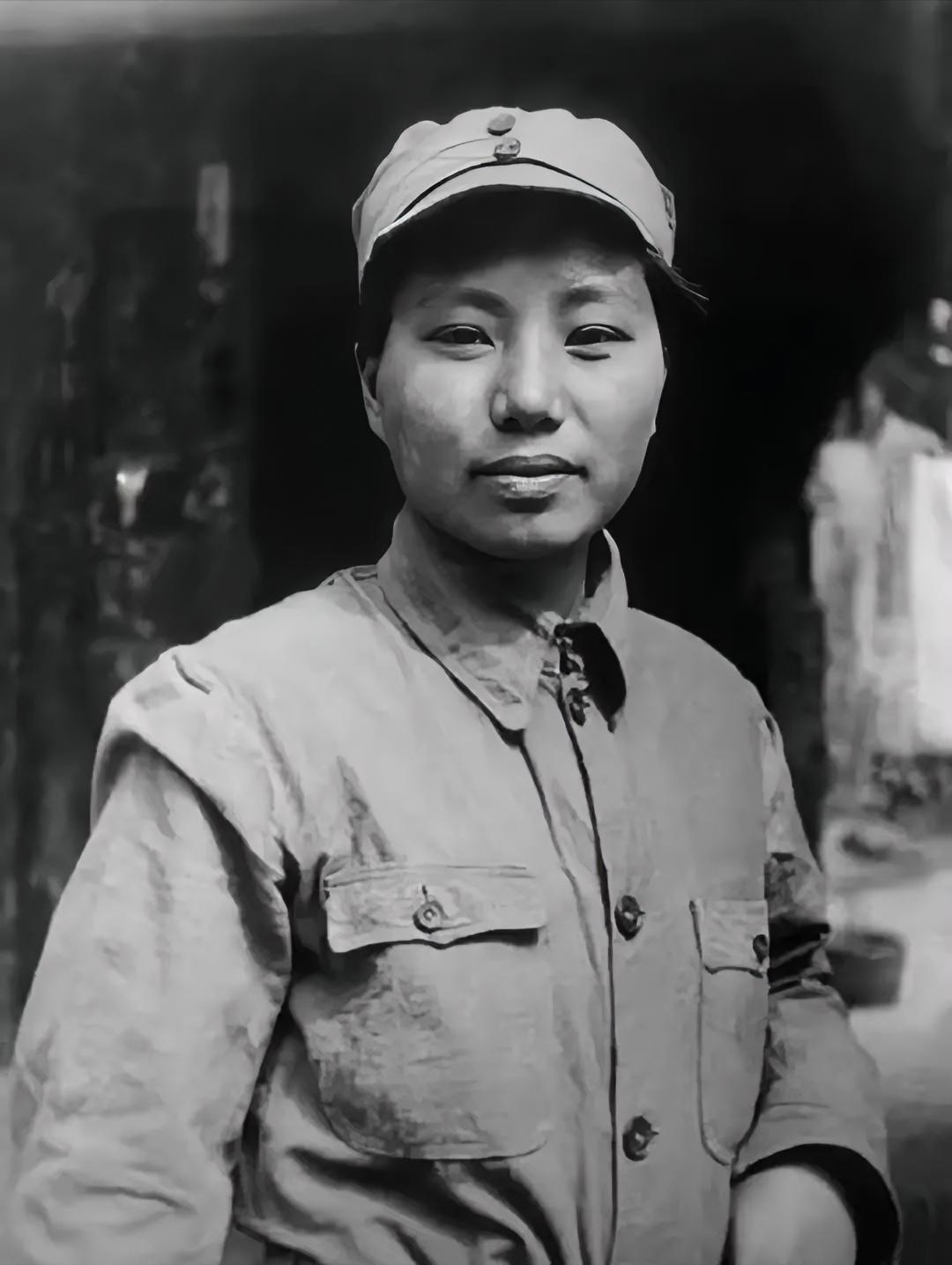 1933年的川北，一个16岁的小姑娘被五花大绑推到一个刚挖好的土坑前。土，一锹一