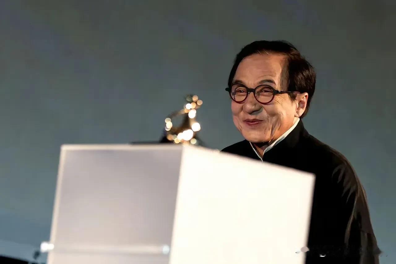 成龙71岁了还在拼搏，哪怕收视率不行，哪怕赚不到钱，成龙大哥再次荣获终身成就奖