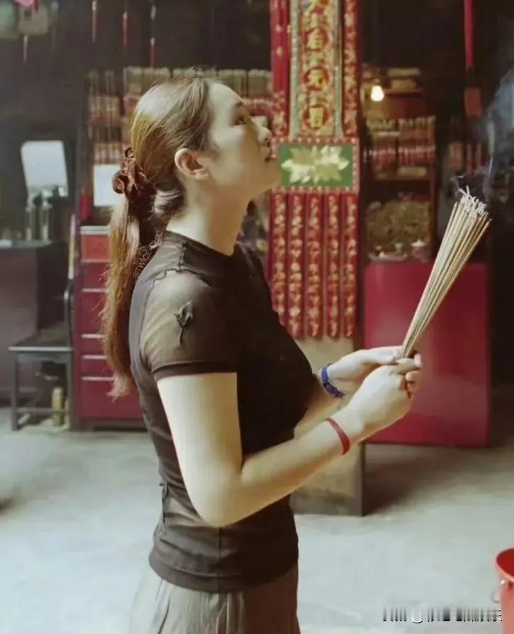 这是1999年的巩俐，那时的审美很正常，没有直角肩蚂蚁腰蜜桃臀，甚至她还有麒麟臂