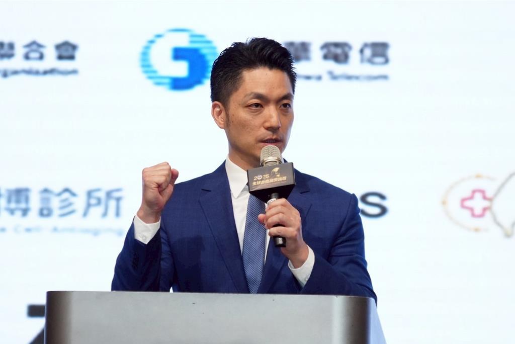 卓荣泰称1万只能买冰箱、遥控飞机，台北市长蒋万安在2025年7月16日直言不讳地