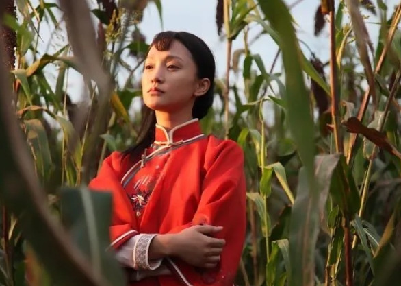 2014年，郑晓龙拍《红高粱》，周迅被扛在朱亚文肩头，刚一落脚就给了他一巴掌，空